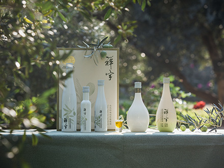 祥宇特級(jí)初榨橄欖油，純手工采摘、精選優(yōu)質(zhì)油橄欖鮮果，用意大利貝亞雷斯全自動(dòng)設(shè)備物理冷榨工藝，在鮮果采摘后8小時(shí)內(nèi)限時(shí)鮮榨而成。
