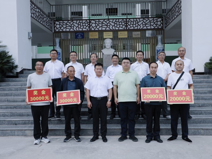 在知識(shí)的殿堂里，每一步成長(zhǎng)都離不開(kāi)愛(ài)與希望的滋養(yǎng)。8月26日下午，隴南一中校園內(nèi)..